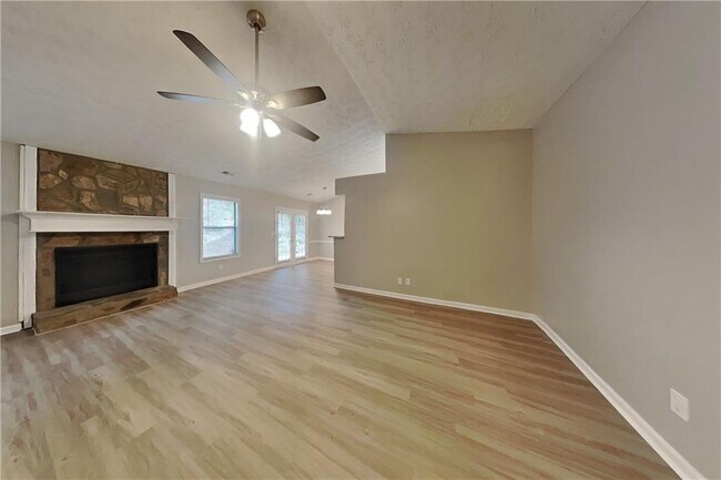 Foto del edificio - 815 Riverstone Ln