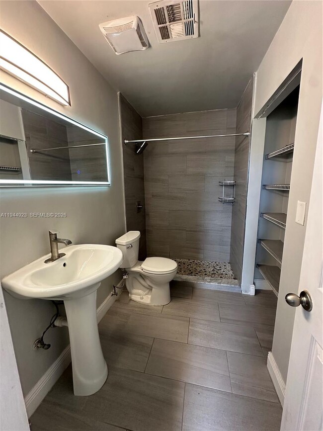 Foto del edificio - 18356 NW 68th Ave