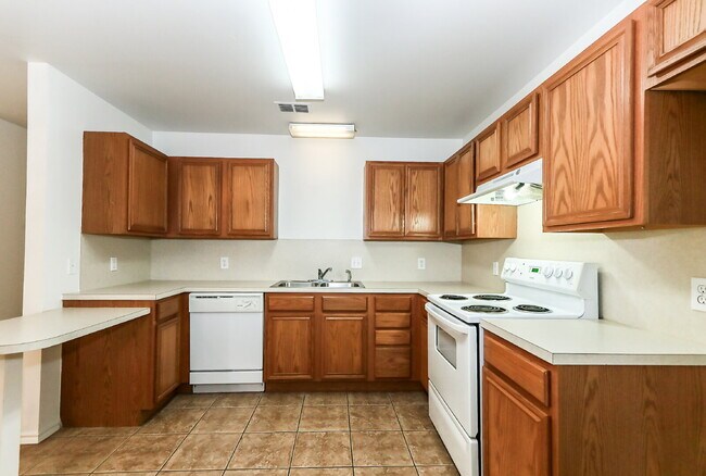 Foto del edificio - MOVE IN SPECIAL! 3 Bedroom, 3 Bath, 2 Car Garage Duplex