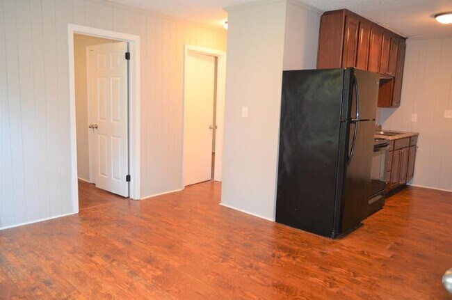 Building Photo - 326 Loop St