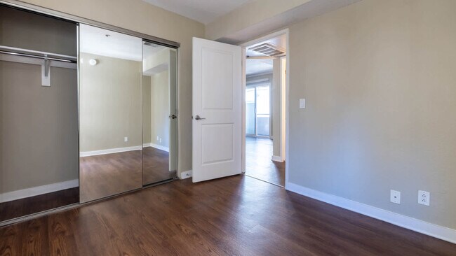 Dormitorio con suelo de superficie dura - Vantage Hollywood