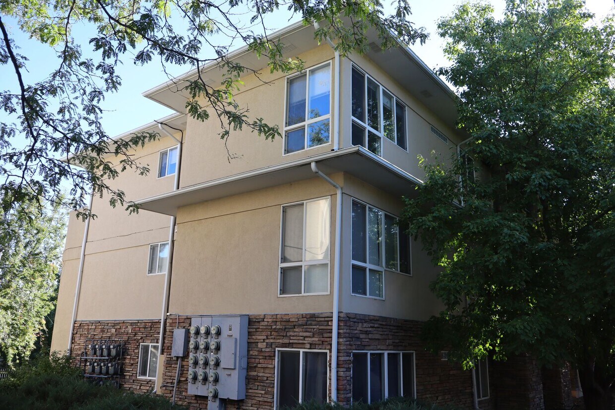 Primary Photo - Bright 2 Bed, 2 Bath Condo w/ Garage & Poo...