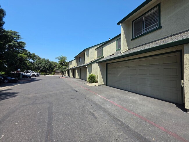 Foto del edificio - 3 bedroom condo w/2 car garage!