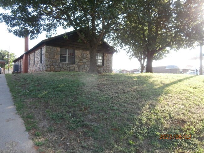 Building Photo - 324 S Caddo St