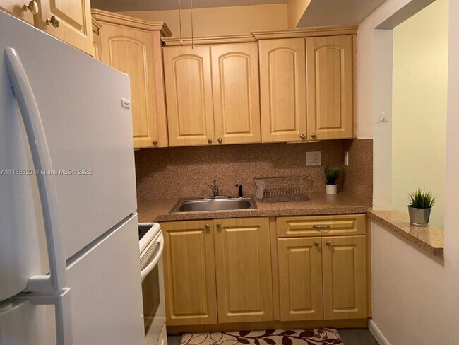 Foto del edificio - 17570 Atlantic Blvd