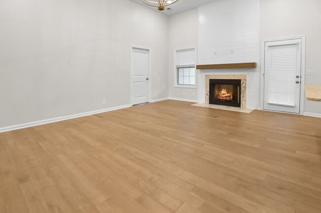 Foto del edificio - Like New Three Bedroom with Bonus!