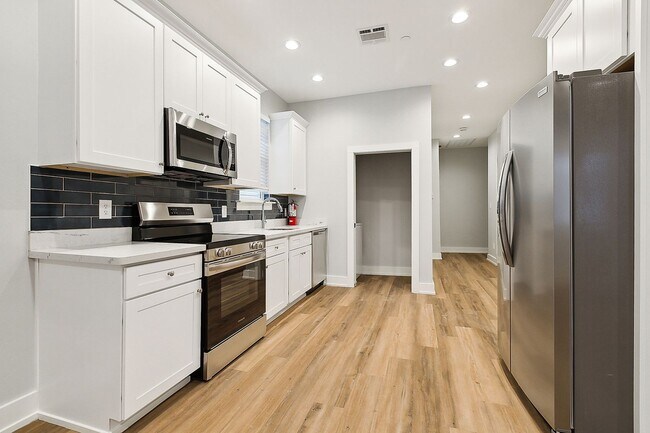 Foto del edificio - Spacious 3 Bedroom, 2 Bath Apartment with Modern Appliances