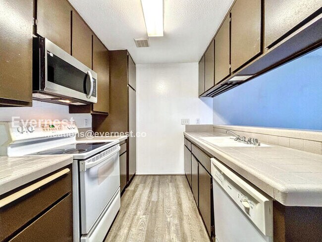 Foto del edificio - 3215 Midway Dr