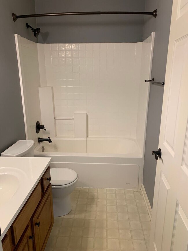 Building Photo - 2 bedroom, 1 1/2 bath in Brent Park Condos