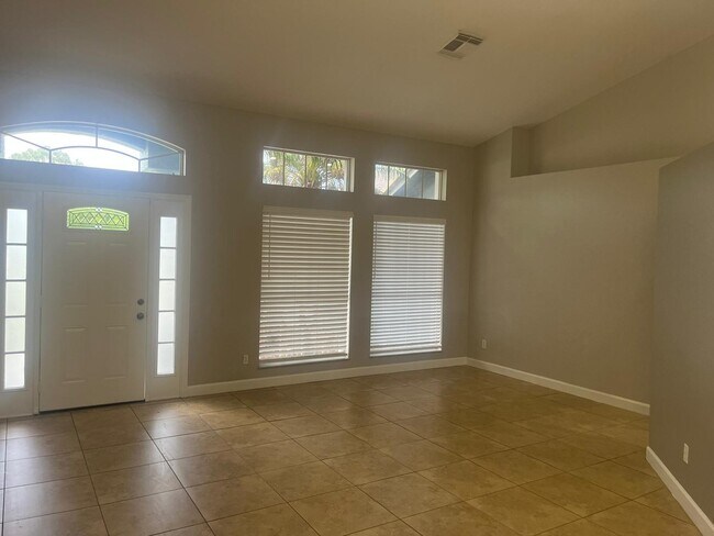Building Photo - 330 SW Log Dr