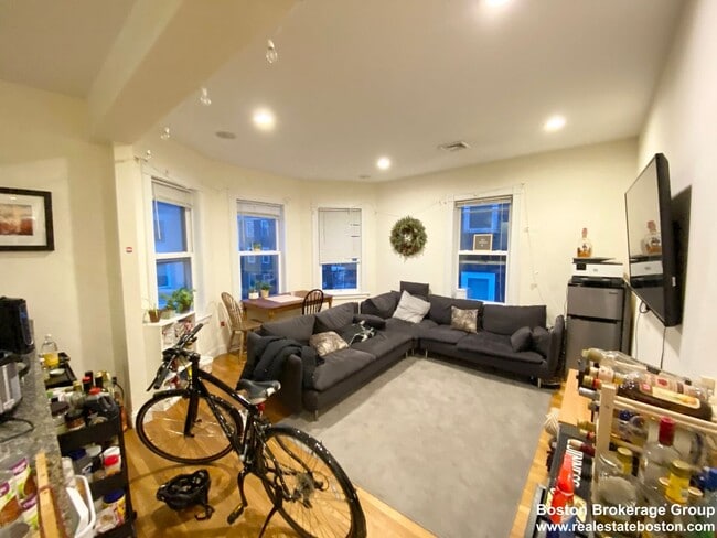 Building Photo - Super Renovated Apt Near NEU!  Laundry in Unit, Spacious and Sunny!