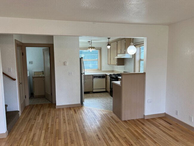 Foto del edificio - 3 Bed, 1.5 Bath near Rose Garden and Willamette River bike path in Whiteaker