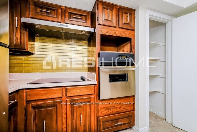 Foto del edificio - 2802 Meadow Park Drive