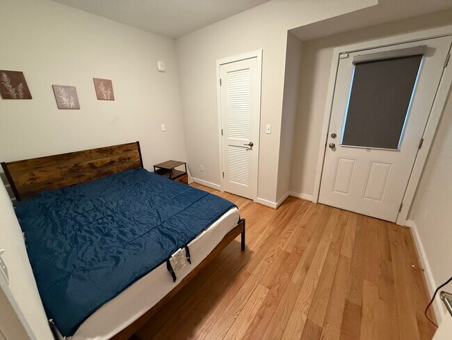 Dormitorio en la parte trasera del apartamento. - 2009 Benning Rd NE