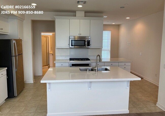 Foto del edificio - Los Angeles 2-bedroom Townhome