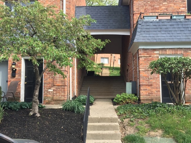 Building Photo - Sutton Place Apartments and Townhomes