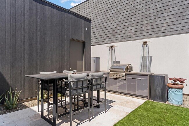 Foto del edificio - 1329 E Pomelo Grove Ln