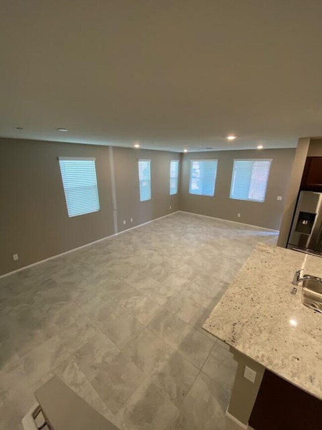 Building Photo - BRAND NEW TOWNHOME IN TULE SPRINGS COMMUNITY!