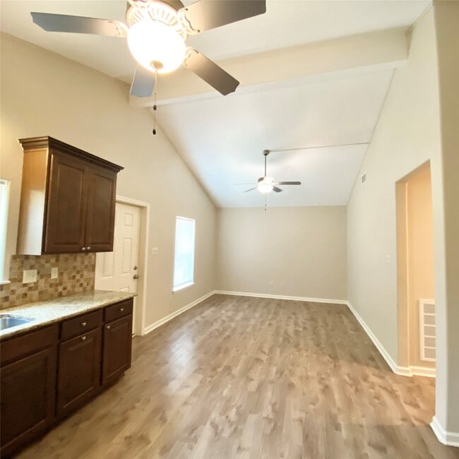 Building Photo - 140 Huisache St