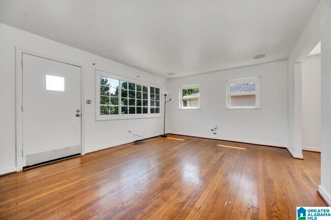 Foto del edificio - 5321 Crestwood Blvd