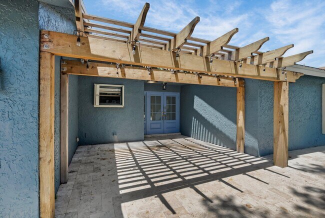 Building Photo - 7515 San Mateo Dr E
