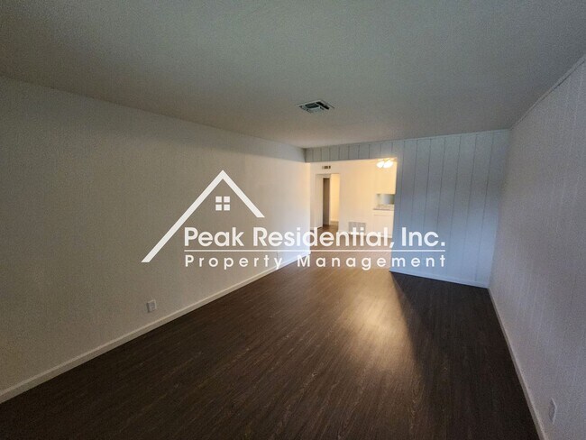 Building Photo - A Spacious Citrus Heights 2bd/1ba Duplex w...