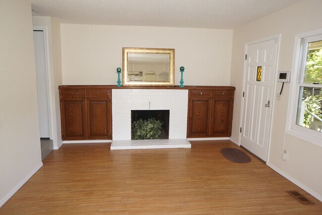 Building Photo - NE Portland 3 bedroom Rose City Park - APP...