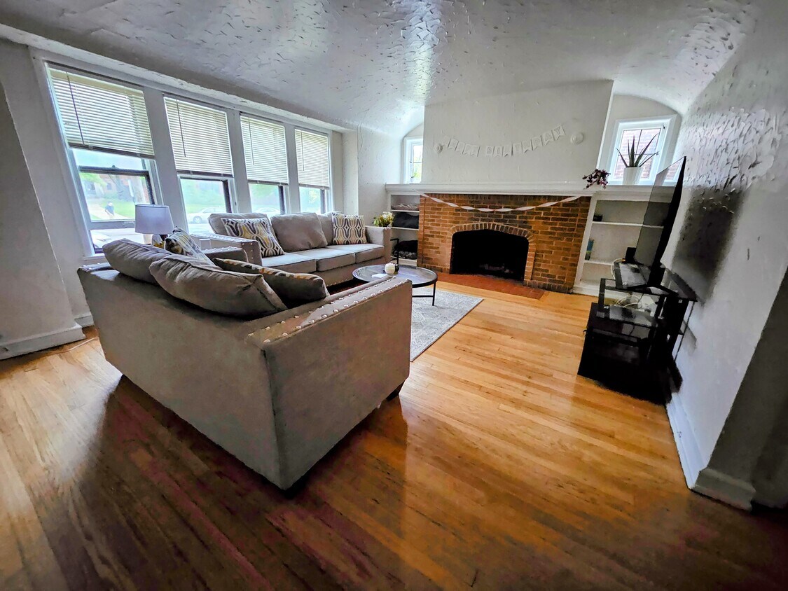 Foto principal - 3250 N Downer Ave
