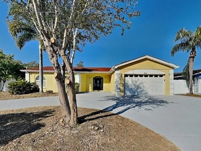 Building Photo - 2203 Curtis Dr N