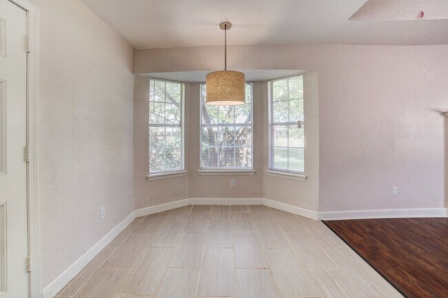 Building Photo - Stunning Bixby Home Available For Rent!