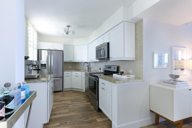 Foto del edificio - 132 Lakeshore Dr