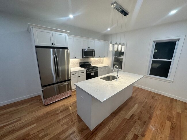 Building Photo - 82 Albertina St