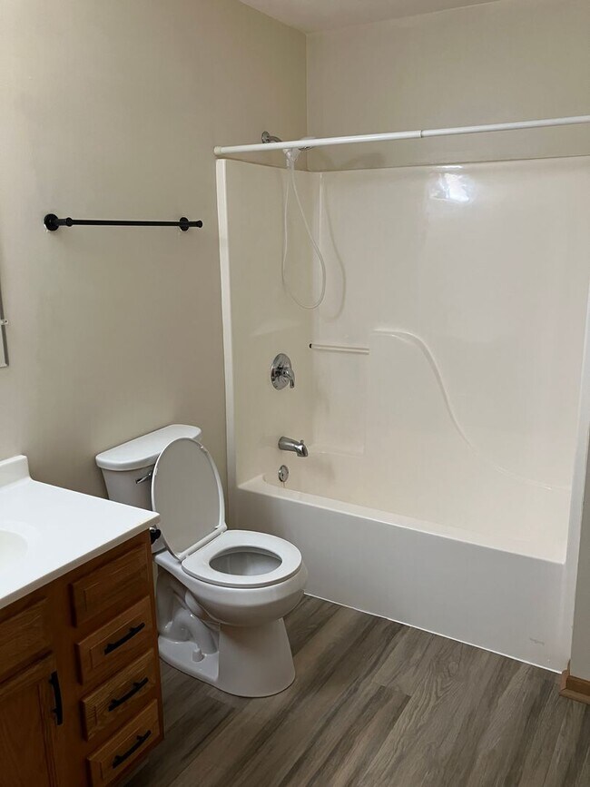 Foto del edificio - 2-Bedroom Ranch in Peaceful Piqua Neighbor...