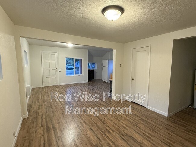 Foto del edificio - 173 SE Lane Ave