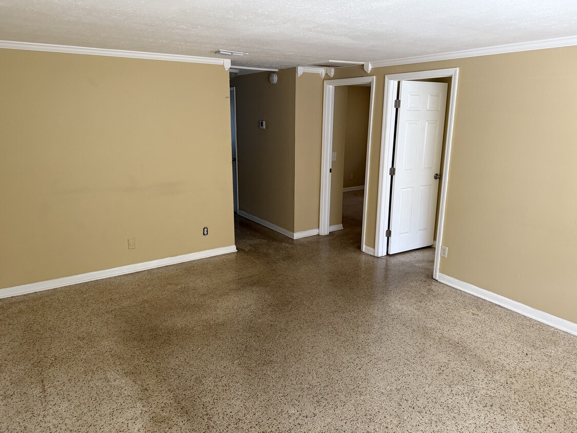 Foto principal - 6067 Longchamp Dr