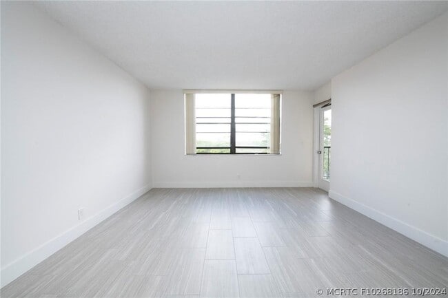 Building Photo - 3900 N Hills Dr