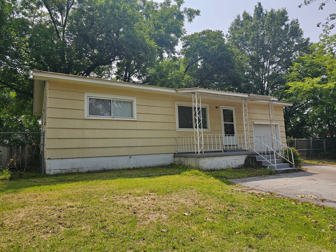Foto principal - Don't Miss this 2 bedroom with Garage, Lar...