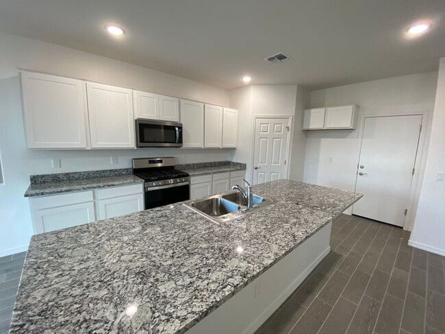 Building Photo - Charming Madera Rental: 3-Bed, 2-Bath Gem in Queen Creek's Heart, Complete with Upgraded Kitchen ...