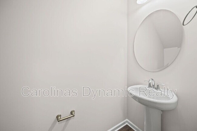 Building Photo - 916 S Battleground Ave