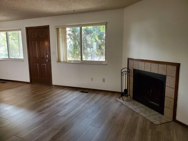 Photo - 2 bedroom, 1 bath - Great location! Apartment