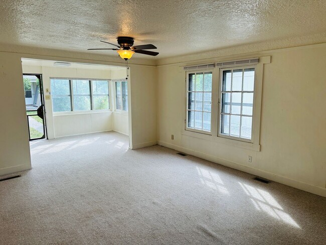Building Photo - One Bedroom, One Bath, Freshly Painted wit...