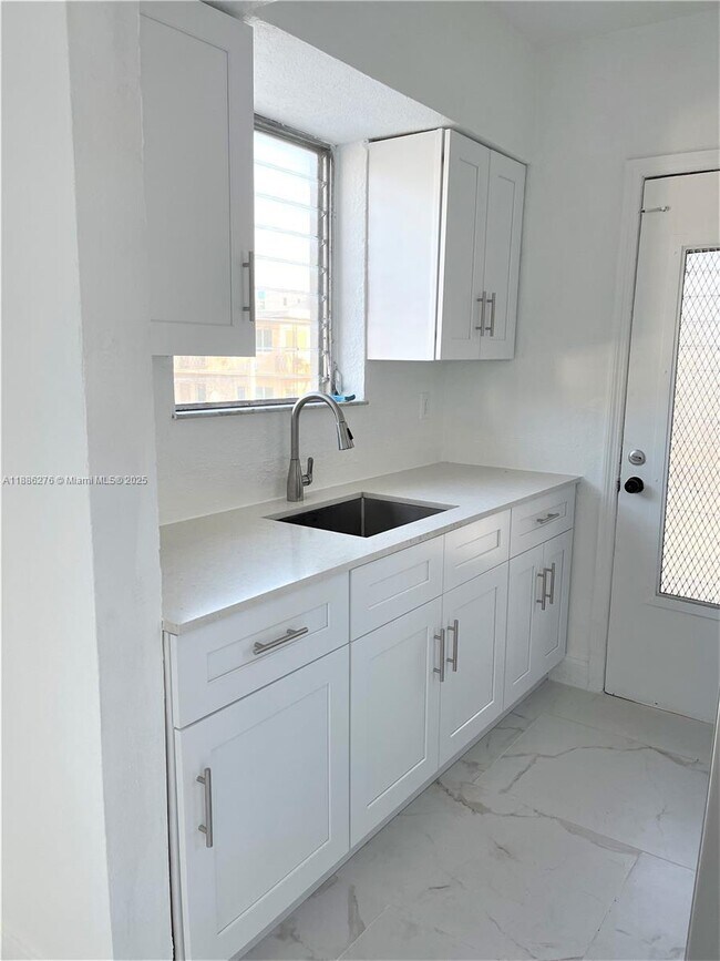 Foto del edificio - 6895 Byron Ave