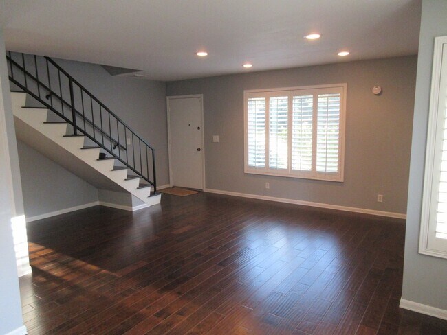Foto del edificio - Beautiful spacious 2 bedroom 1.5 bath
