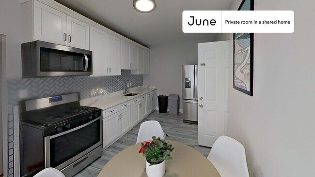 Foto del edificio - Private bedroom in 3 bed/1 bath Home