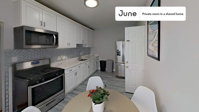 Building Photo - Private bedroom in 3 bed/1 bath Home