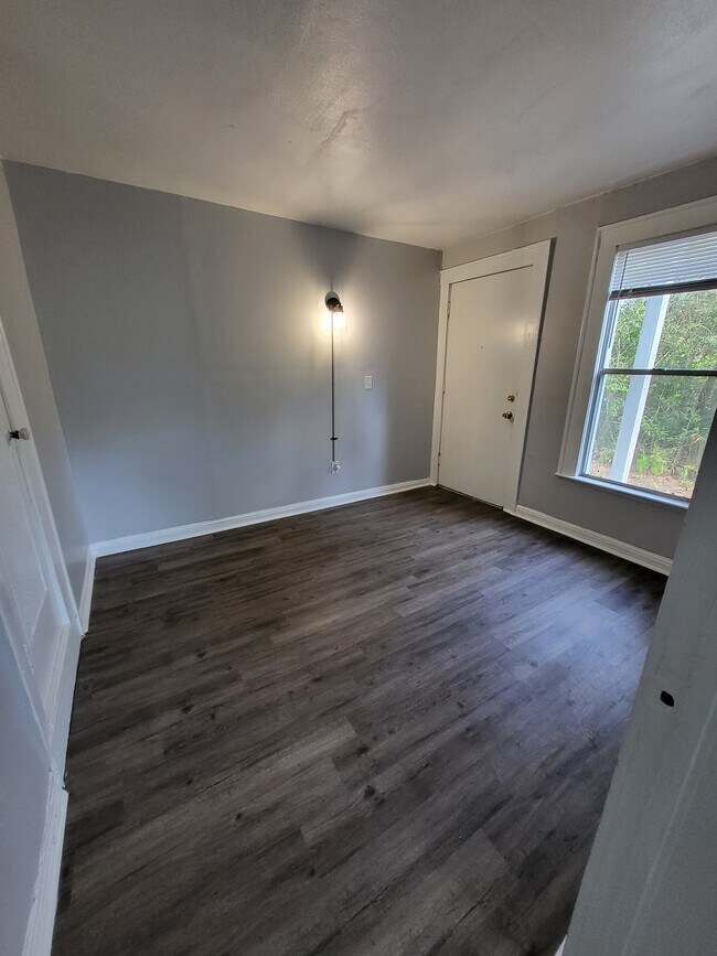 Foto del edificio - 1718 Pine Grove Ave