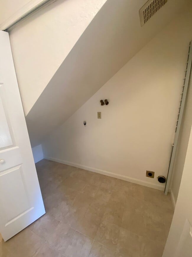 Building Photo - Great 2 bed-1 bath townhome in Cottage Grove!