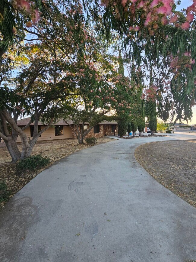 Foto del edificio - 7742 Oxford Ave