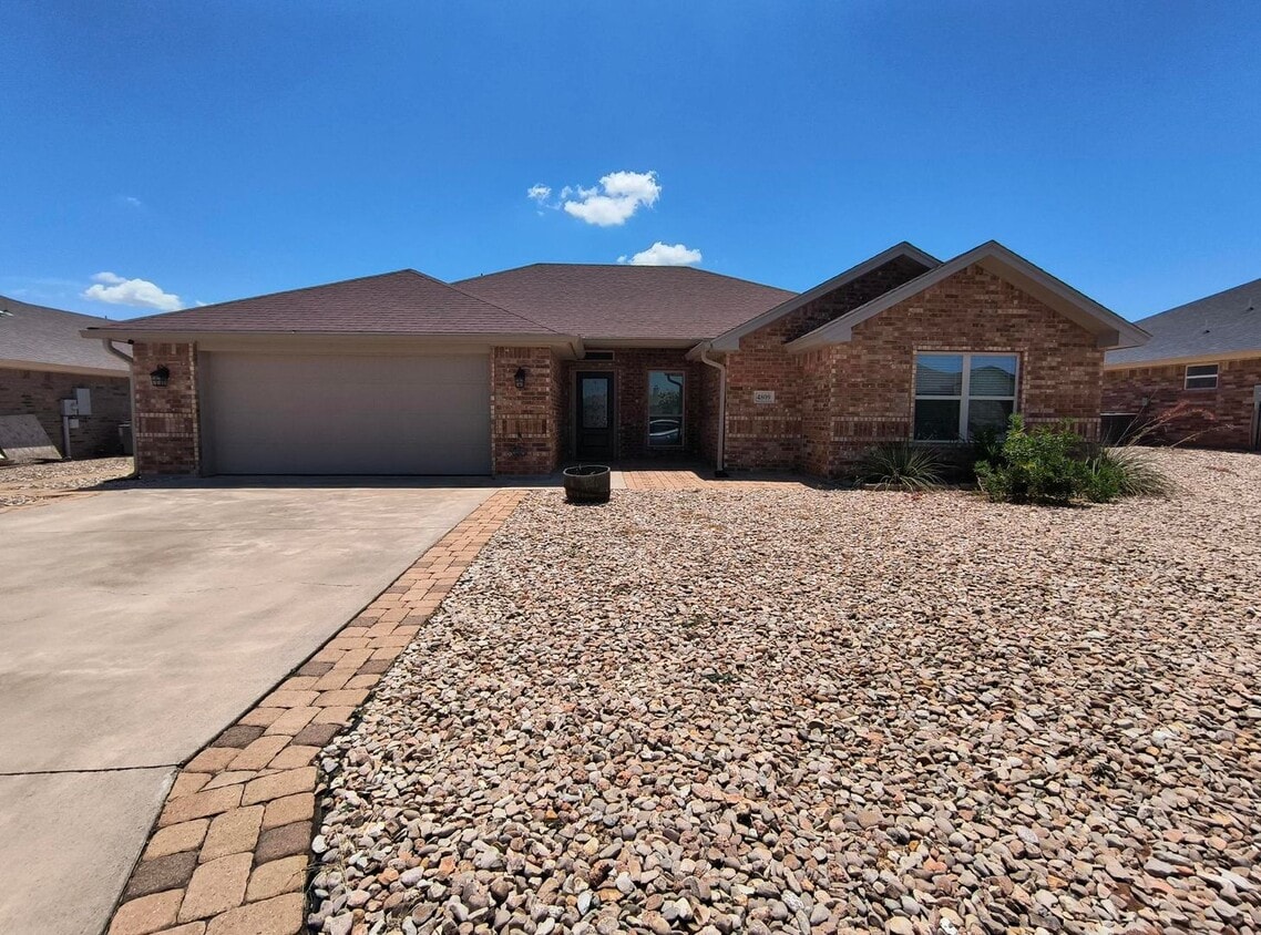 Primary Photo - Discover this Beautiful 4 bedroom, 2 bath ...