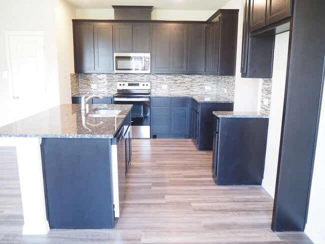 Building Photo - Like NEW 3 Bed - 3 Bath Townhome in Denton